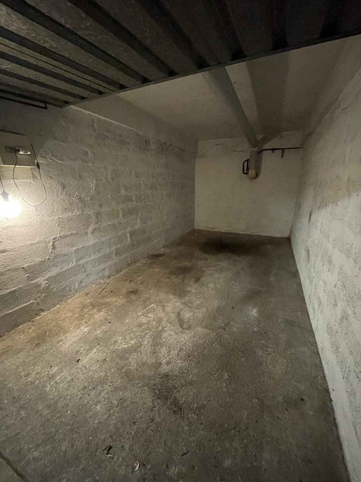 Intérieur du box en sous-sol à vendre à Villeurbanne, éclairage et électricité