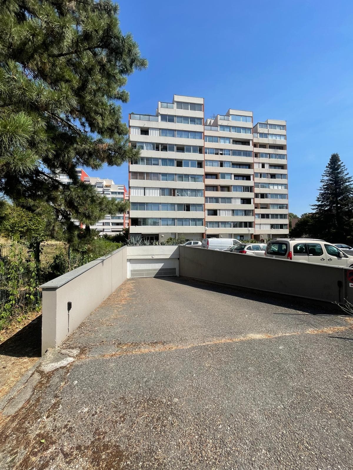 Résidence et rampe d'accès au parking souterrain à Villeurbanne, quartier Laurent Bonnevay